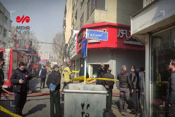 حضور زاکانی و معاونش در محل حادثه آتش سوزی خیابان بهار+عکس وفیلم