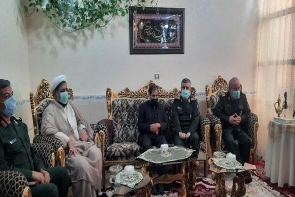 حضور سردار حاجی زاده در منزل شهدای خدمت بیجار