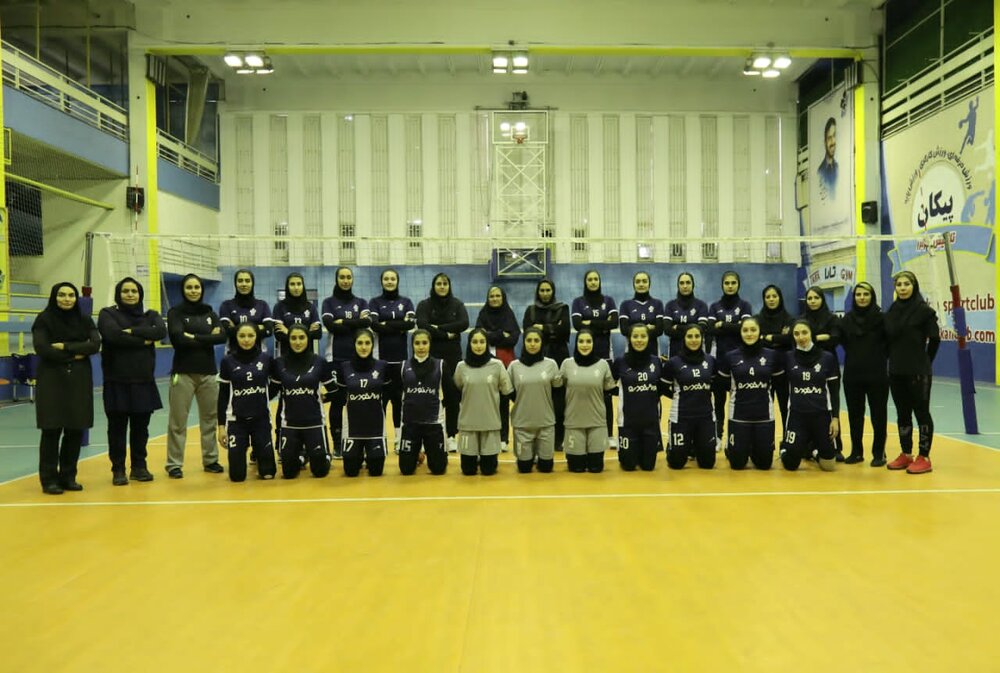 حضور سرمربی تیم ملی والیبال زنان در تمرینات تیم پیکان