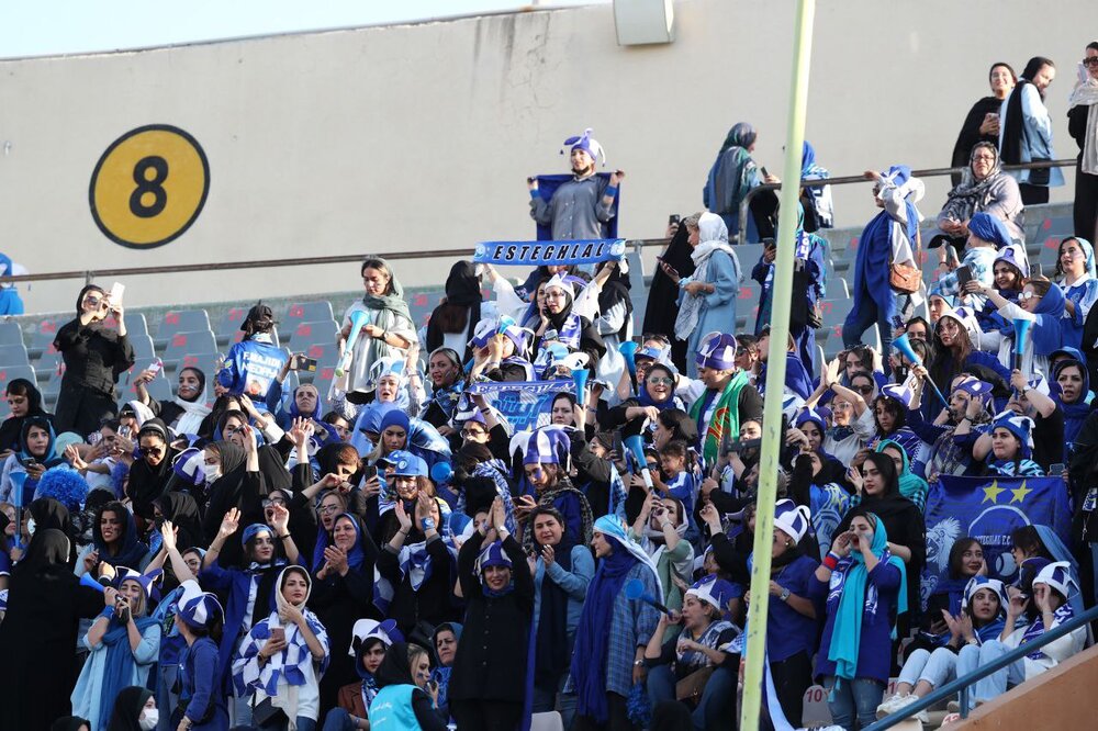 حضور سرمربی سپاهان و توصیه عجیب به عکاسان در مورد بانوان!