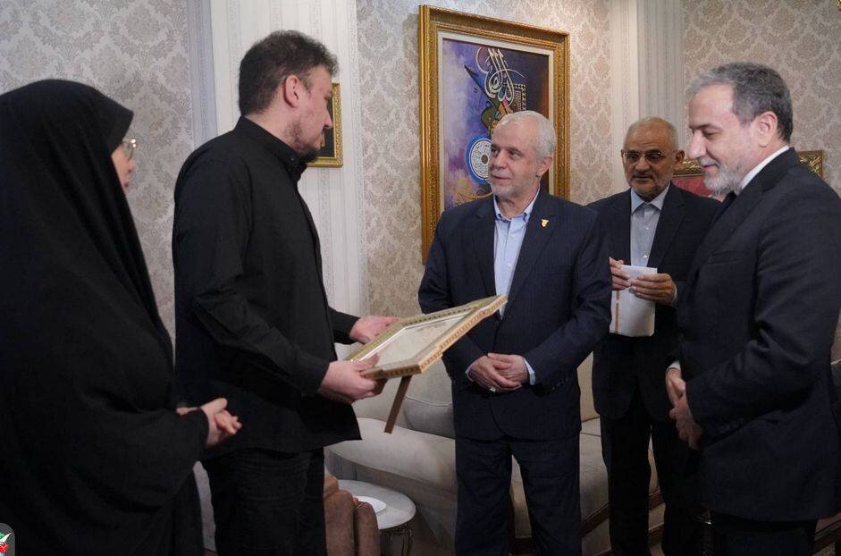 حضور سه عضو کابینه چهاردهم در منزل شهید
امیرعبداللهیان