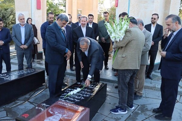 حضور شهردار تهران بر سر مزار شهید شادمانی