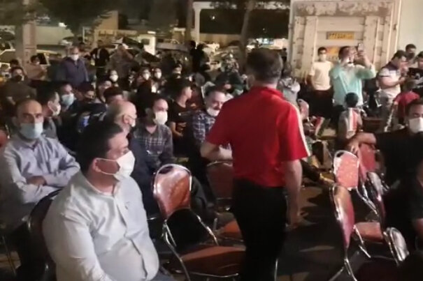 حضور شیرازی ها مقابل خانه محمدرضا گرایی