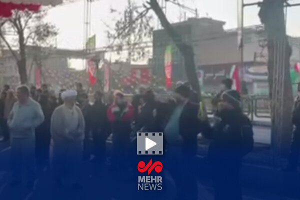 حضور مردم در مقابل غرفه وزارت ورزش و جوانان در راهپیمایی ۲۲ بهمن