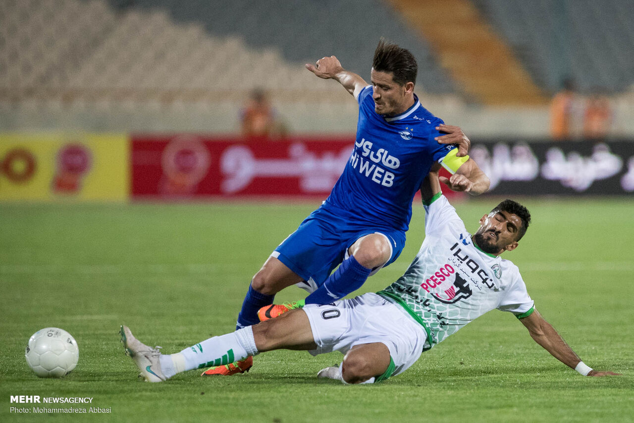 حضور مرزبان در ورزشگاه / مصدومیت و تعویض حسینی