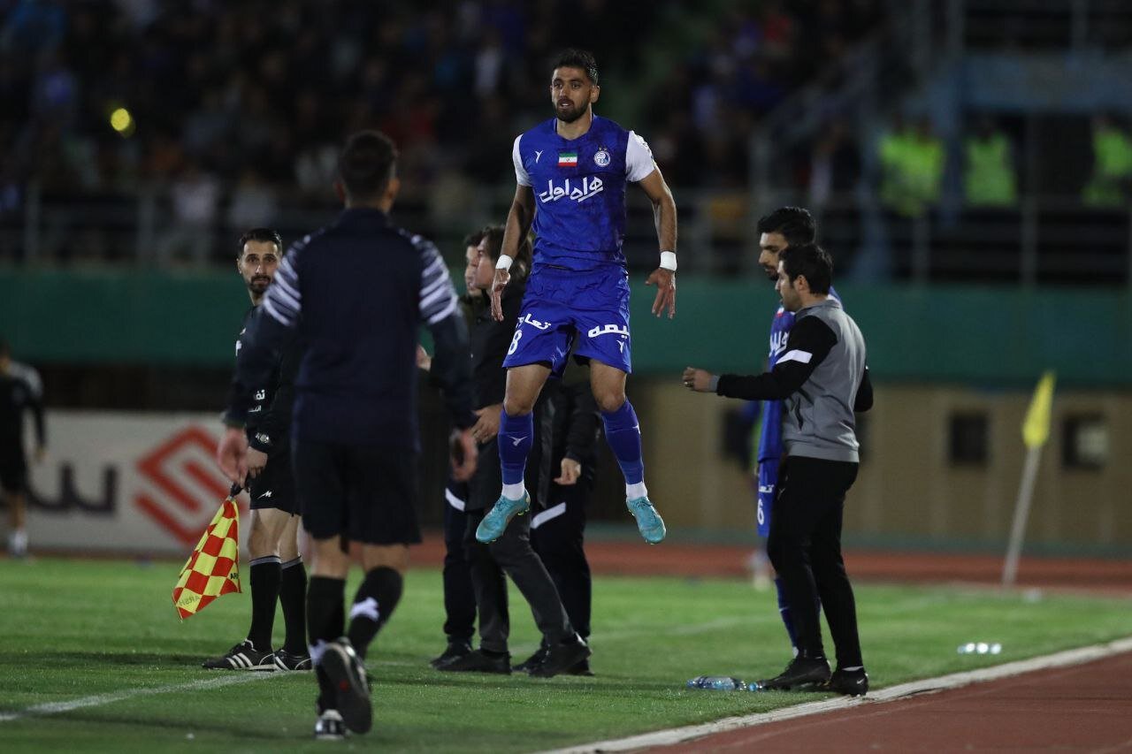 حضور مهاجم مصدوم استقلال مقابل هوادار در هاله‌ای ازابهام