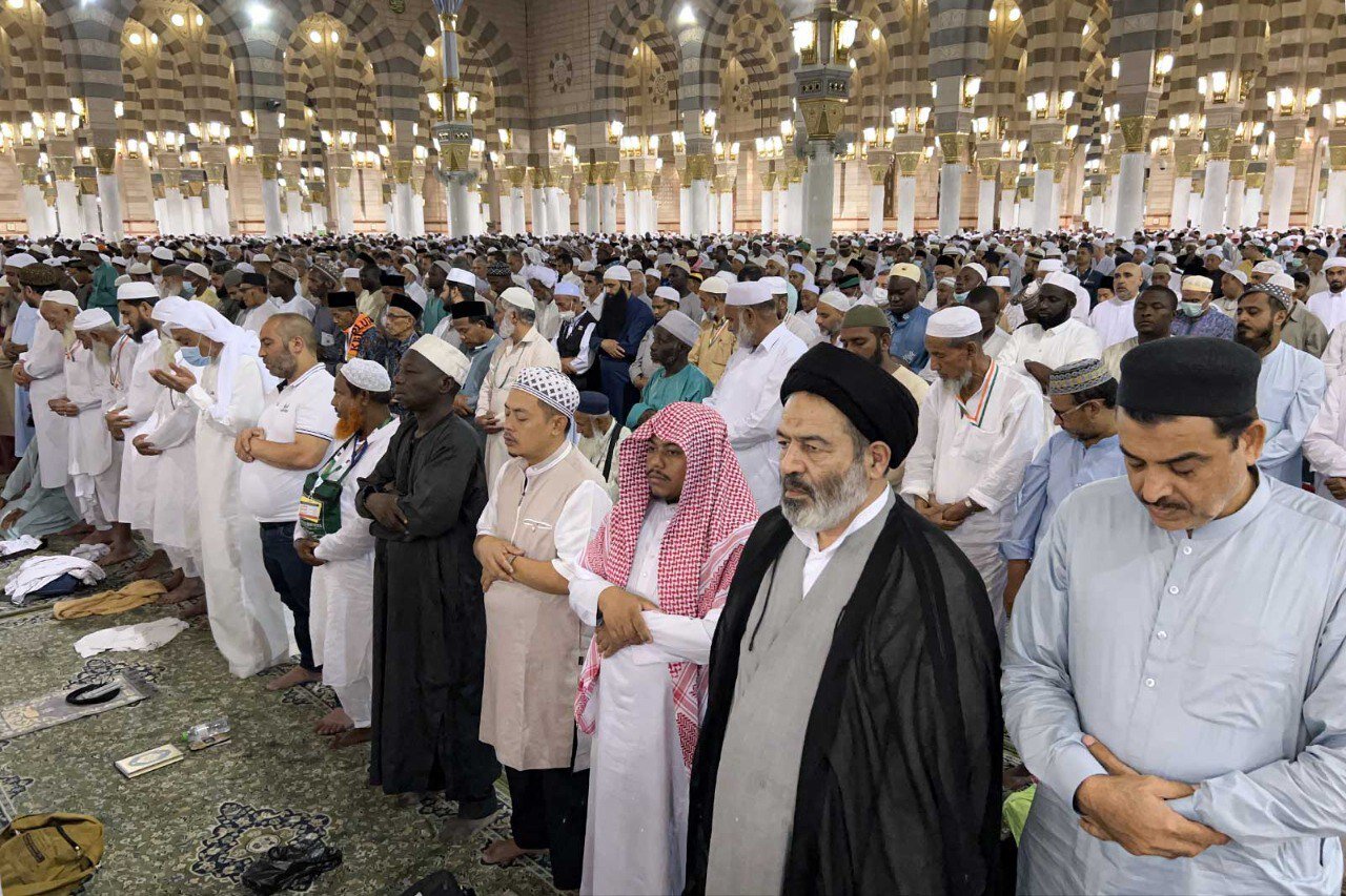 حضور نماینده ولی فقیه در امور حج و زیارت در نماز جماعت مسجدالنبی