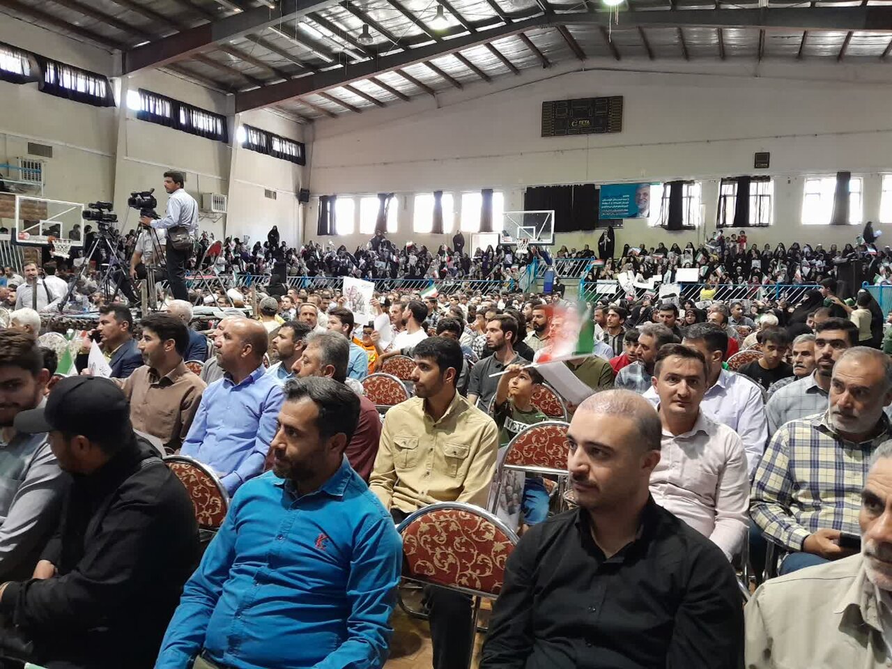 حضور هواداران در سالن آزادی سنندج برای استقبال ازجلیلی