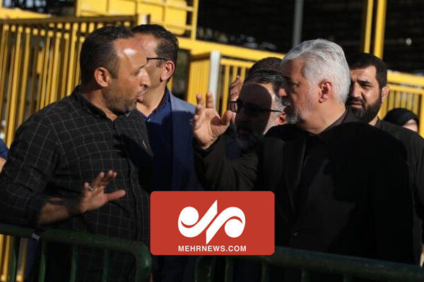 حضور وزیر ورزش در جمع تماشاگران بازی استقلال و نساجی