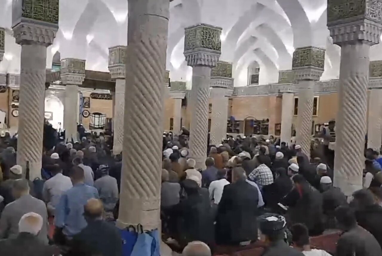 حضور پرشور مردم سنندج در خطبه‌های نماز جمعه