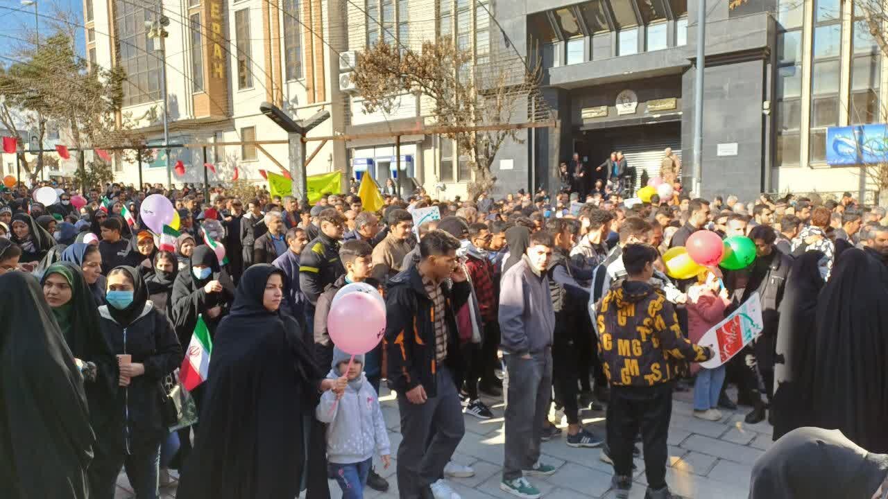 حضور پرشور مردم سنندج در راهپیمایی ۲۲ بهمن