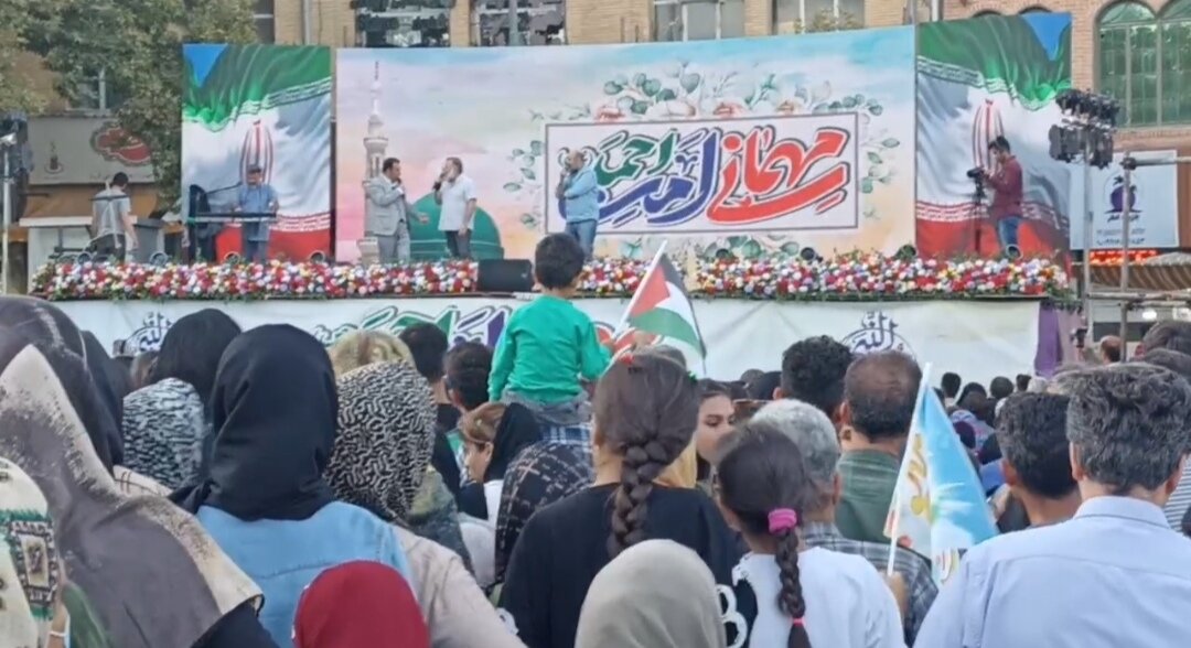 حضور گسترده مردم در جشن امت احمد سراسر شادی و سرور
است