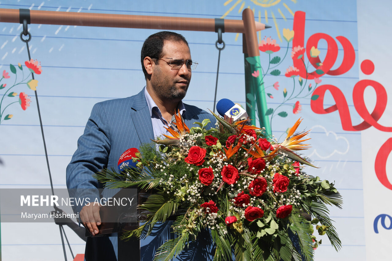 حقوق معلمان ۳۰ درصد کمتر از کارمندان/کوچ ۳ هزار معلم با
عشایر