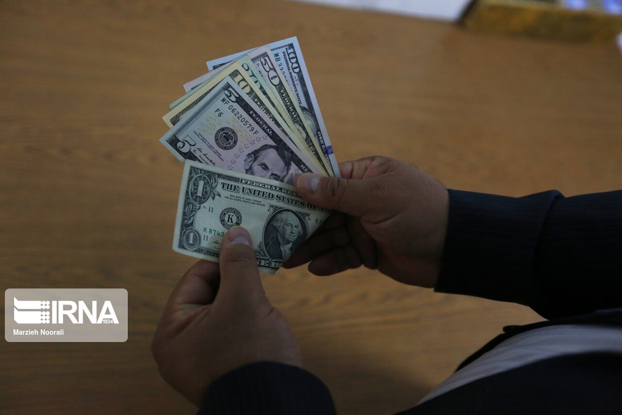 حمل یا نگهداری ارز فاقد صورتحساب معتبر، قاچاق محسوب میشود