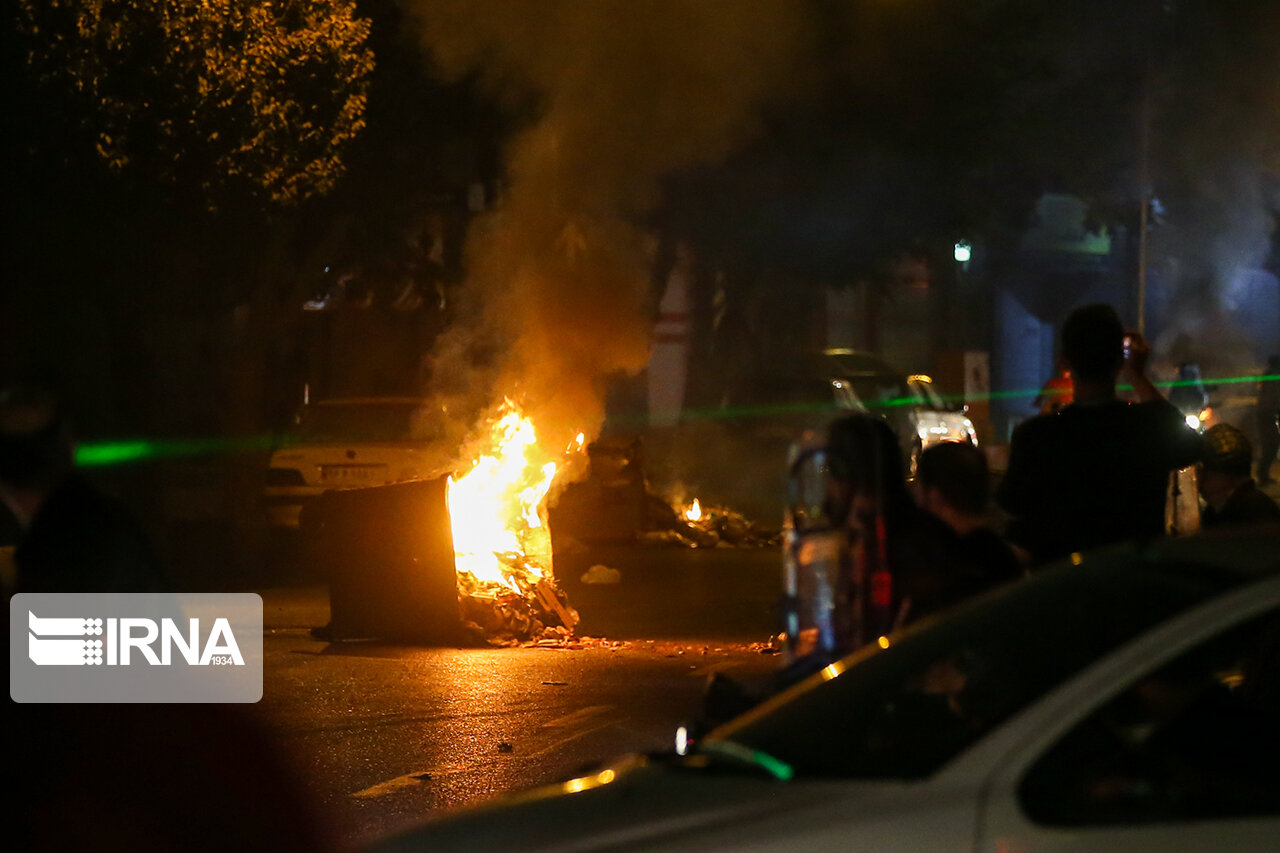 حمله اغتشاشگران به پاکبان و شهردار شب منطقه ۵ تهران