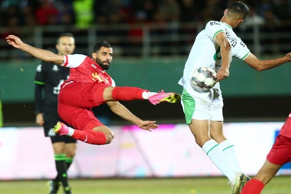 حمله مدافع پرسپولیس به یک هوادار در اراک به خاطر «اتوبوس»خبرساز!