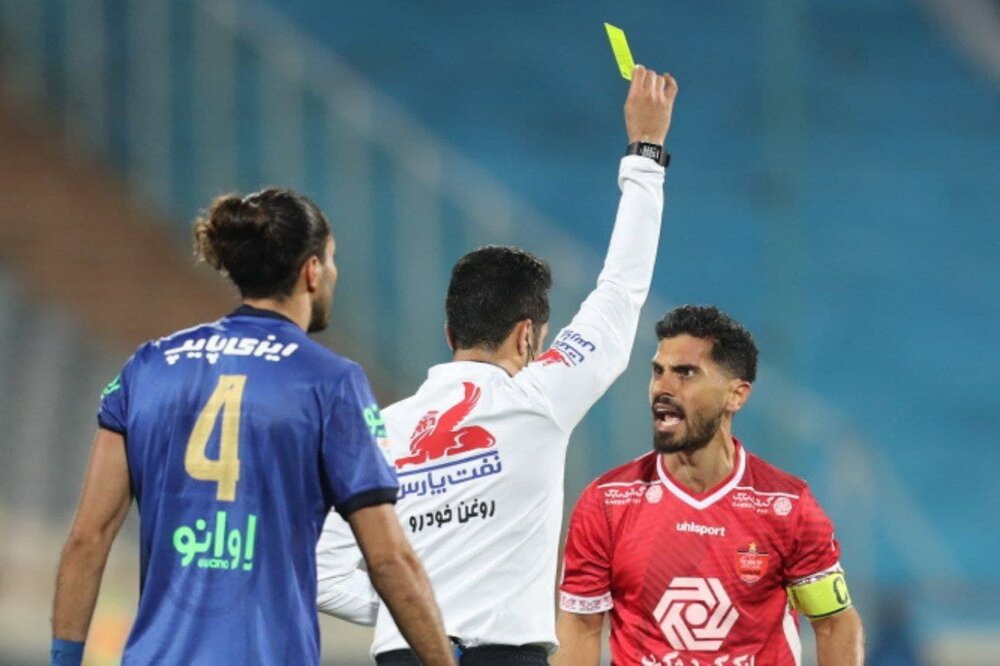 حمله کاپیتان پرسپولیس به کمک داور دربی: پس اینجا چه کار میکنید؟
