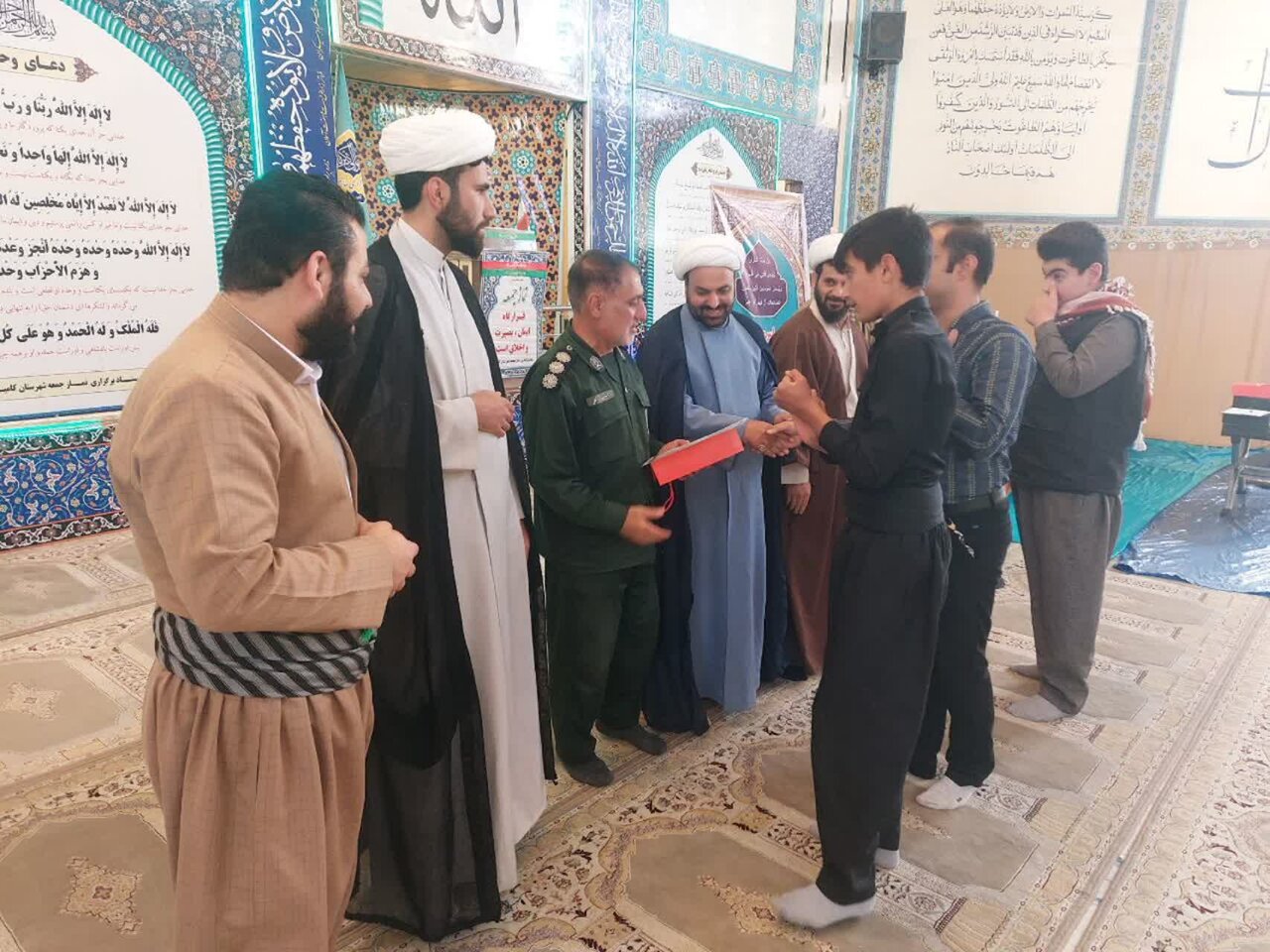 خادمان و مروجان کتاب الهی در کامیاران تجلیل شدند