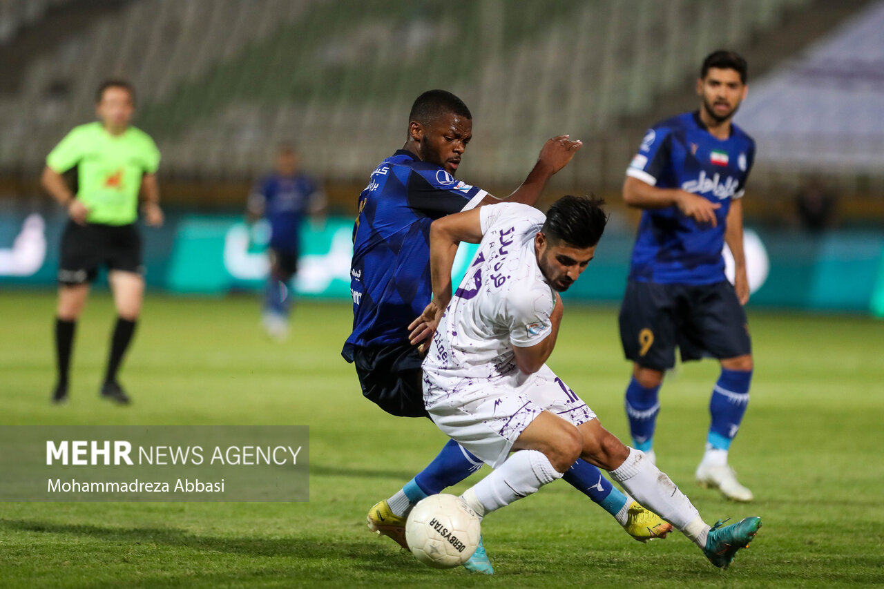 خارجی های استقلال ایران را ترک می کنند