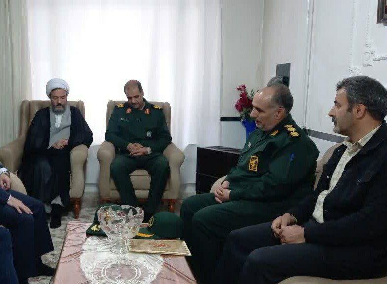 خانواده شهدا و ایثارگران ستونهای اصلی پشتیبانی از انقلاب هستند