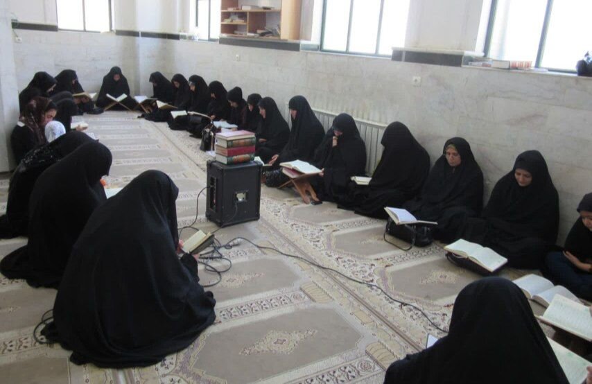 ختم سوره مبارکه فتح در خانه‌های قرآنی کامیاران برای همدلی با رزمندگان