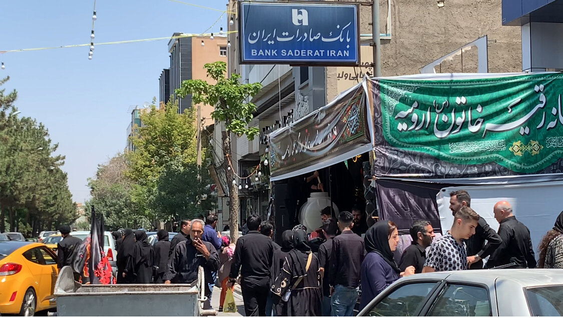 خدمات دهی ایستگاه های صلواتی به عزاداران در تاسوعا درارومیه