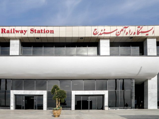 خط راه آهن کردستان بعد از ۱۸ سال از بن بست خارج شد