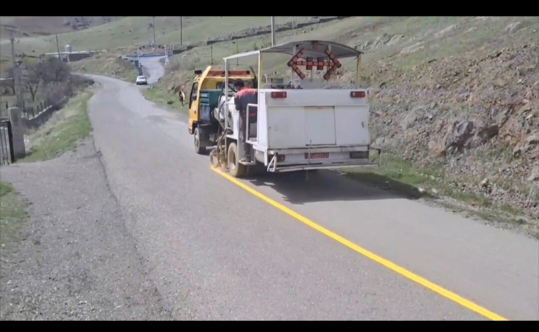 خط کشی راه روستایی خیاره و محور سنندج کامیاران توسط راهداری کردستان