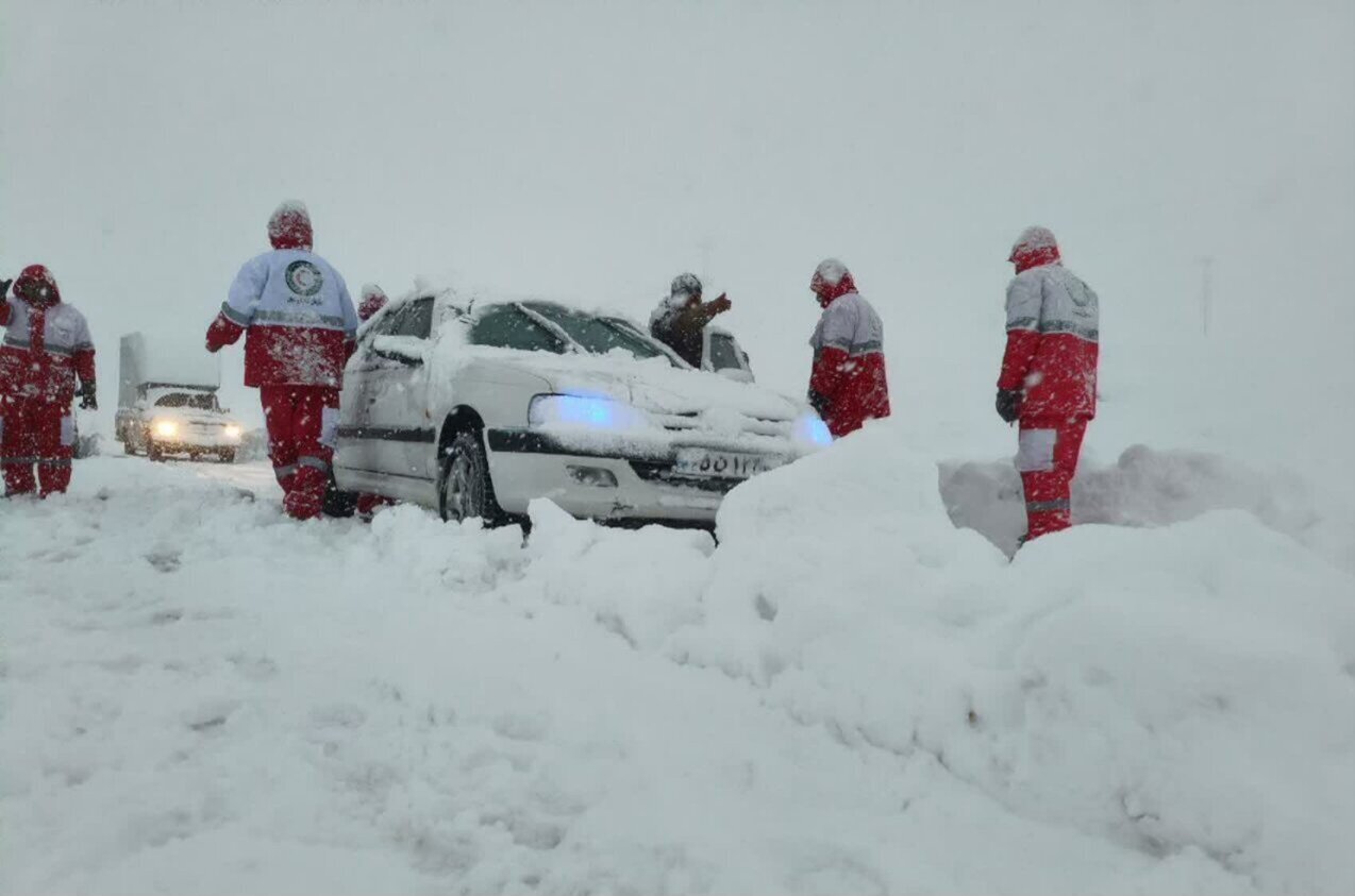 خلیلی: ۵۳ مسافر گرفتار در برف در آذربایجان غربی امدادرسانی شد