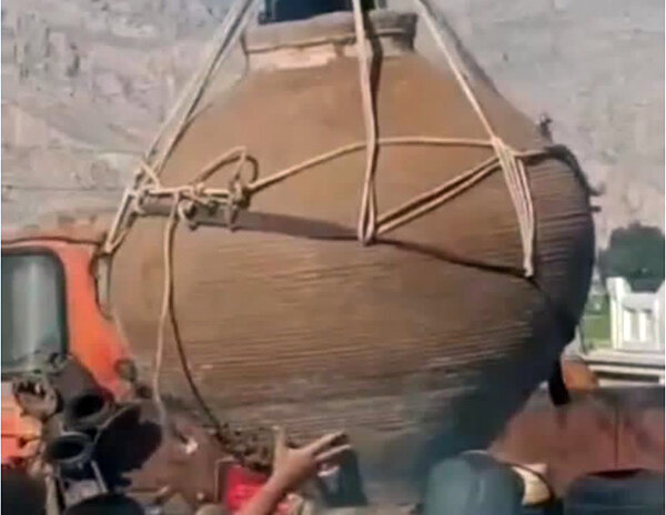 خمره سفالی مربوط به دوره ساسانیان در ارسنجان فارس کشف شد