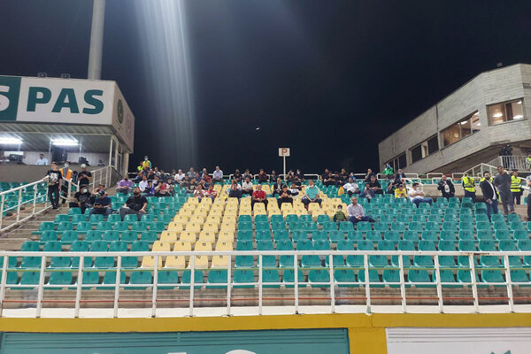 خوش و بش مربیان سکونشین/ شعار هواداران در بازی بدون تماشاگر!