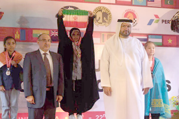 خوشحالم از اینکه روی سکو با چادر پرچم ایران را بالا گرفتم