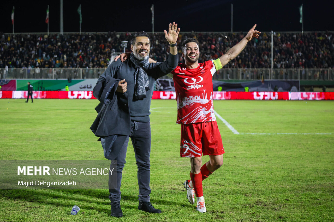 خوشحالی ایسلندی پرسپولیسیها؛ اهدای پیراهن بازیکن ملوان به هواداران