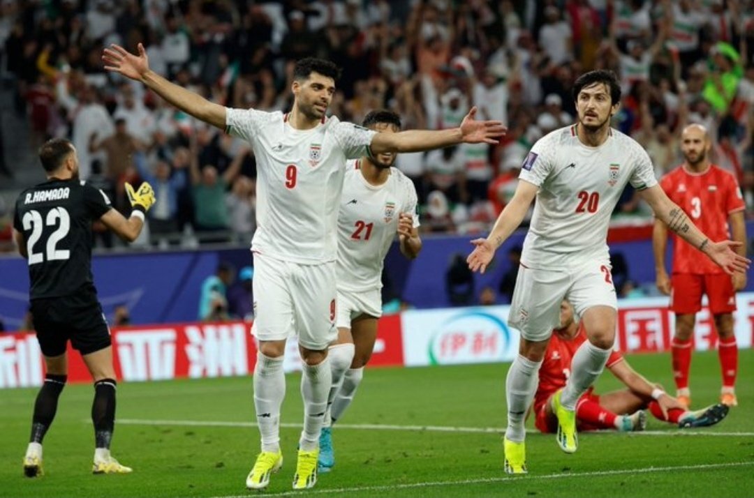 خوشحالی بازیکنان تیم ملی با هواداران/عصبانیت بیرانوند از خط
دفاعی