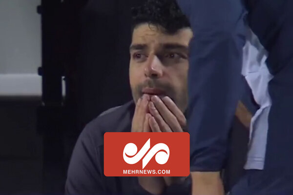 خوشحالی طارمی از روی سکوهای تماشاگران هنگام پیروزی تیم ملی ایران