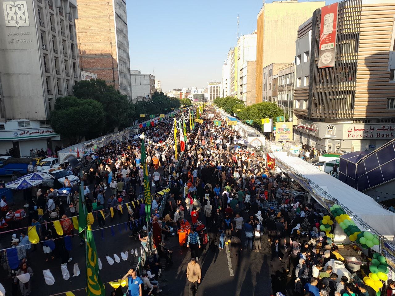 خیابان کریمخان تهران لبریز از دوست‌داران امام رضا(ع)شد