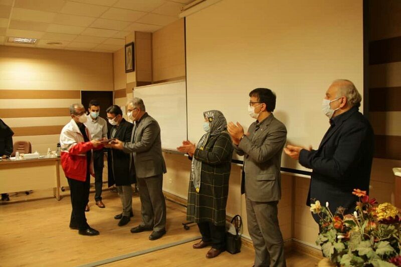 داوطلبان سلامت کردستان مردم را به واکسیناسیون کرونا تشویق کنند