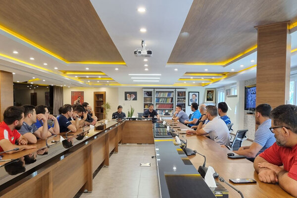 دبیر: ایستاده‌ام تا جلوی هر مشکلی را بگیرم/ همه ما «یکی» هستیم