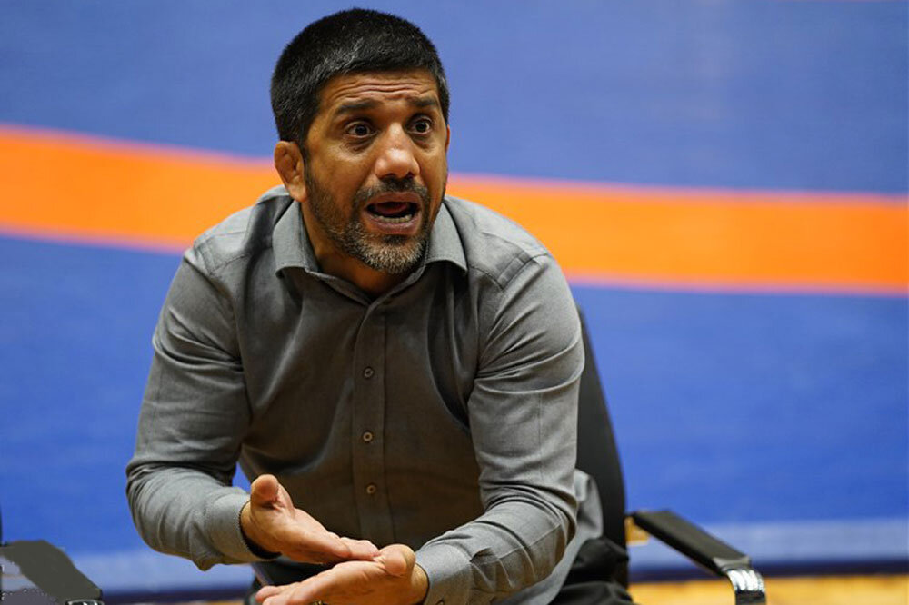 «دبیری» که معلم نیست