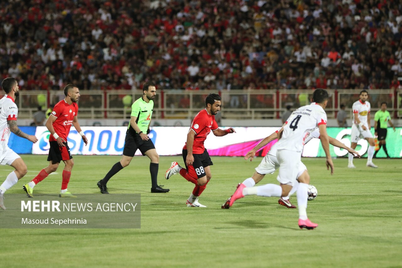 درخواست باشگاه تراکتور برای تغییر زمان بازی باهوادار