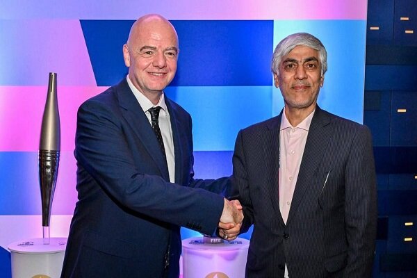درخواست وزیر ورزش از رییس فیفا برای حل مشکل فوتبال
ایران