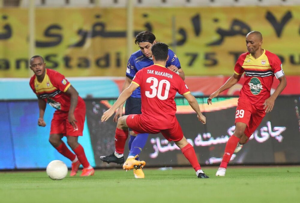 درگیری دانشگر با نیمکت فولاد / نکونام روی دست فولادی‌ها