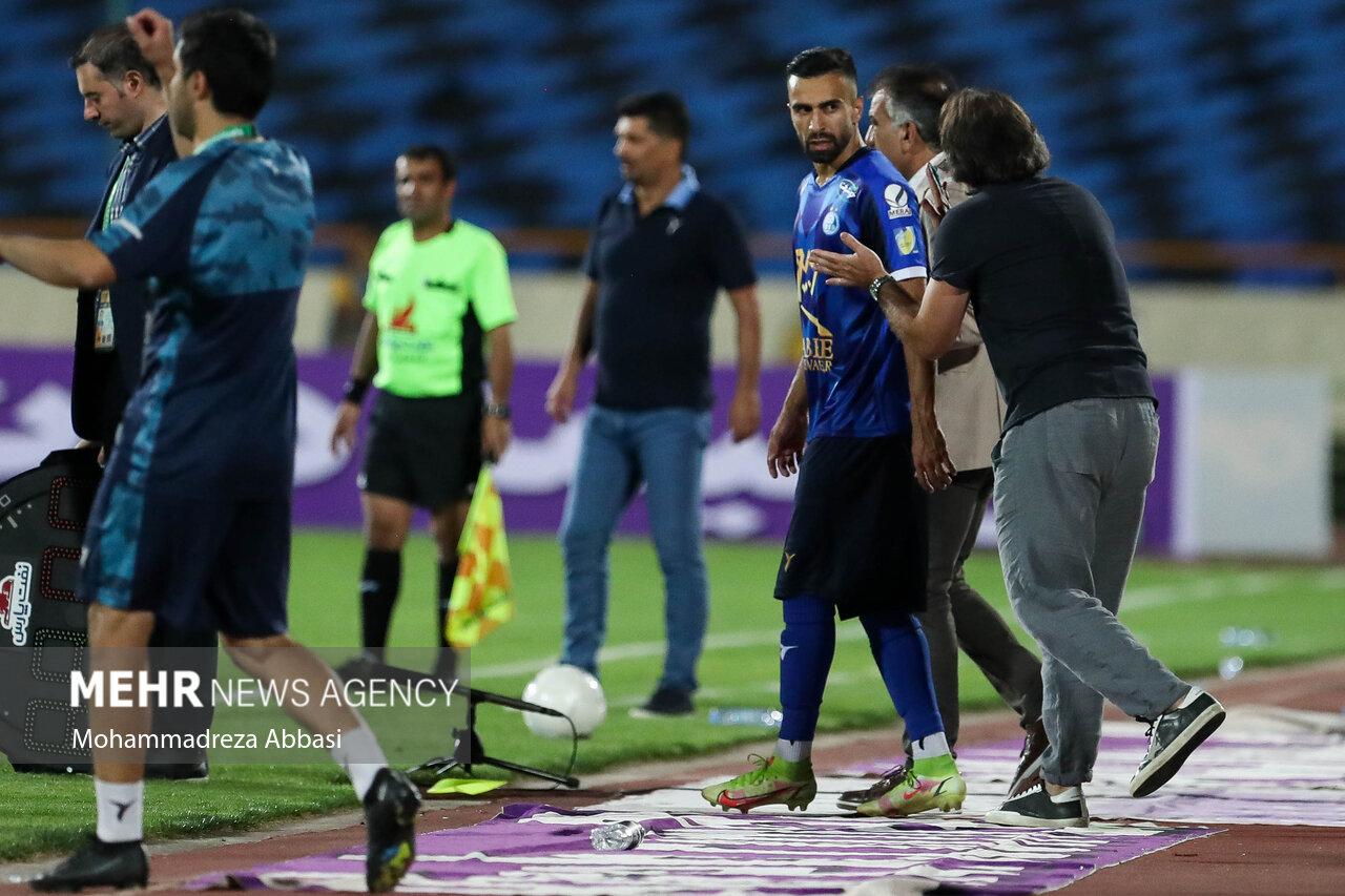 درگیری سرمربی استقلال بین دو نیمه بازی با نساجی در حضور وزیر ورزش