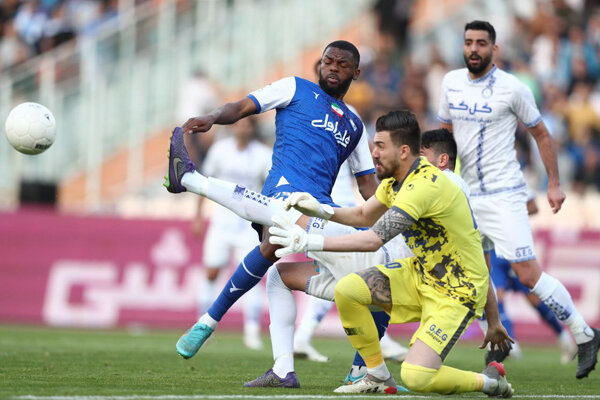 درگیری شدید بازیکنان استقلال و گل گهر برای پنالتی دقیقه۶+۹۰!