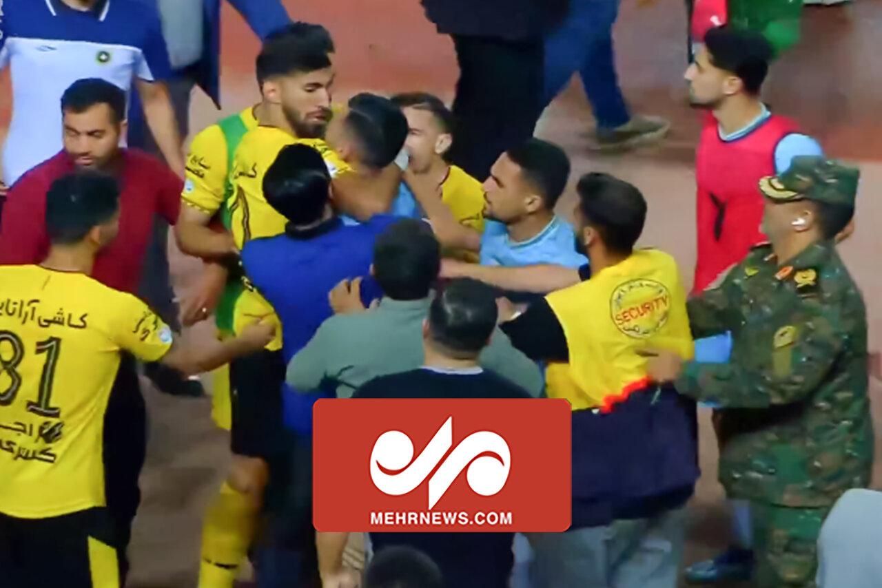 درگیری شدید بین بازیکن سپاهان و گلگهر