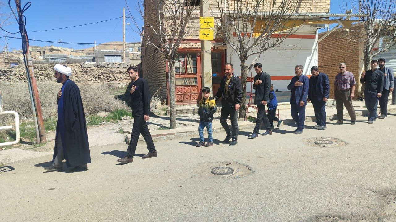 دسته‌روی عزاداری درتوپ آغاج/ سینه‌زنی روزه‌داران در عزای علی(ع)