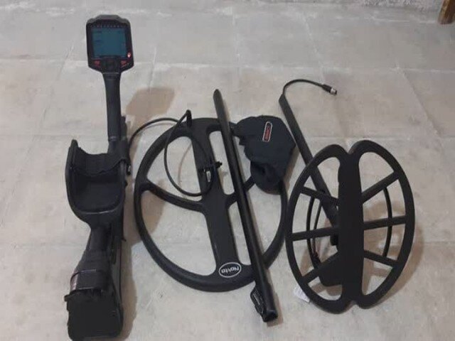 دستگیری دو حفار غیرمجاز در سروآباد با کشف فلزیاب