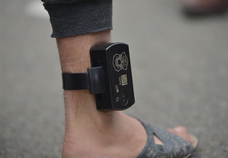 دستگیری سارق حرفه‌ای لوازم خودرو در تهرانسر با قید پابند الکترونیک