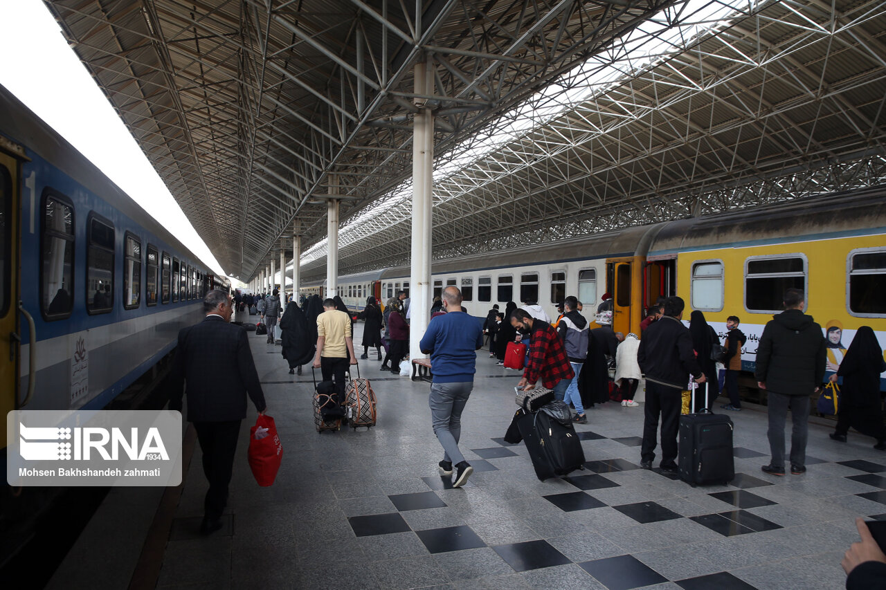 دستگیری سارق دلار در راه آهن/انهدام باند جعل مهرهای دولتی و اسناد هویتی