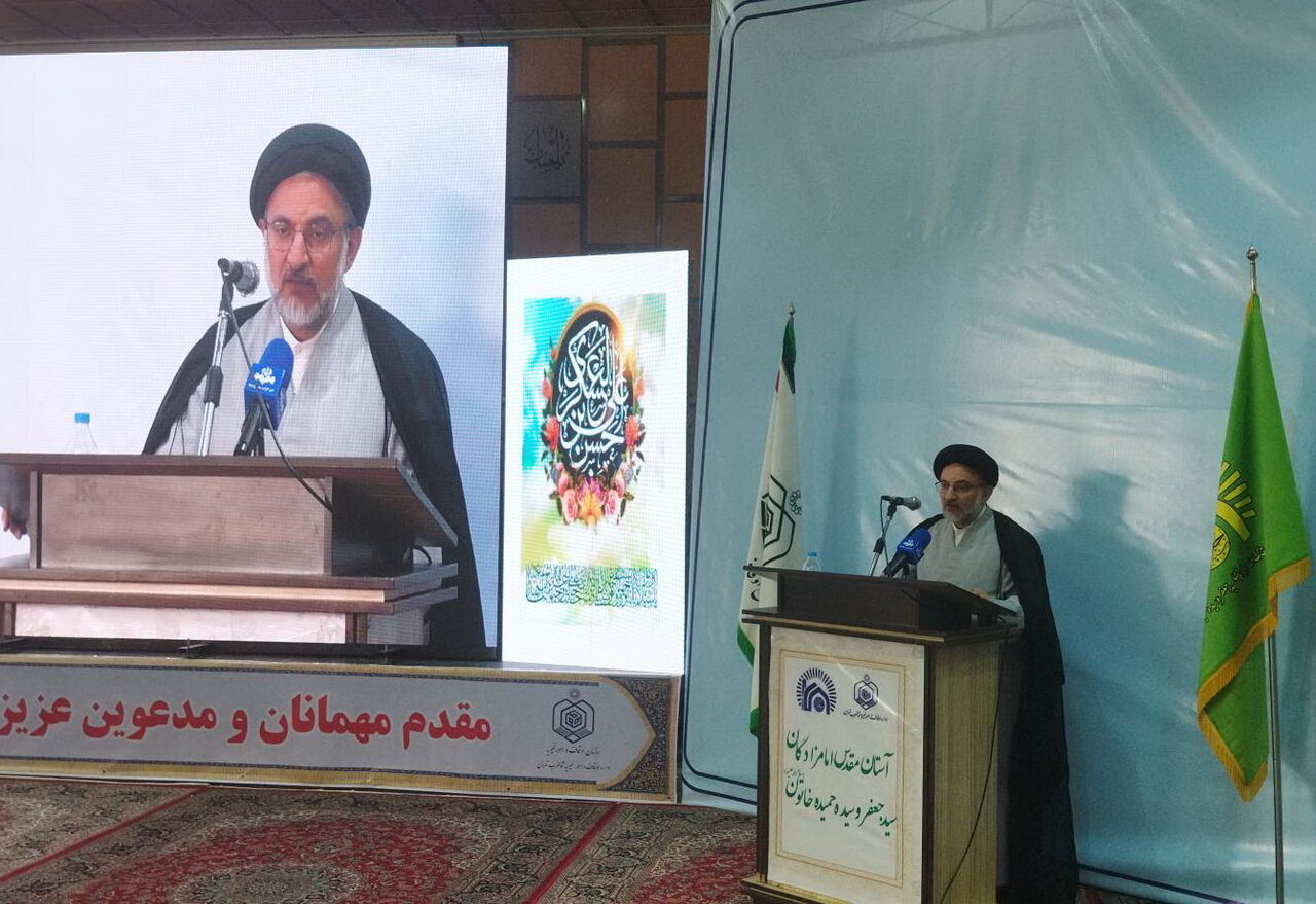 دشمن از بقاع متبرکه به عنوان قطب بزرگ فرهنگی میترسد